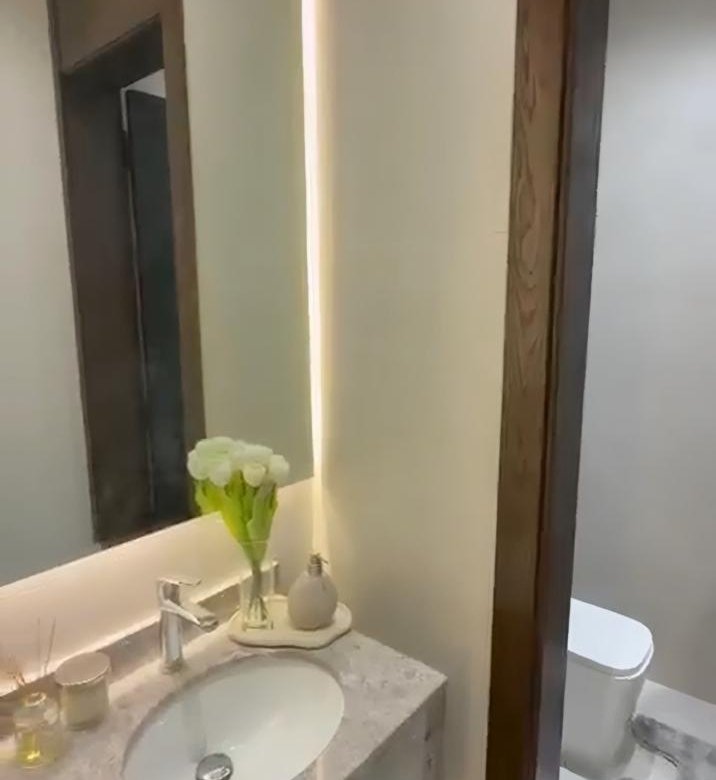 716