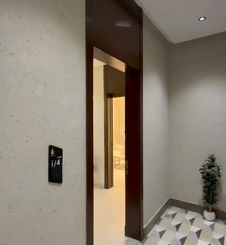 718